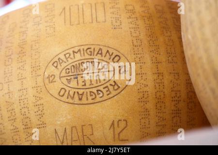 Parmigiano Reggiano pendant le marché du jardin 'Jättegrönt' le dimanche dans la vieille ville de Linköping (en suédois: Gamla Linköping), Linköping, Suède. Banque D'Images