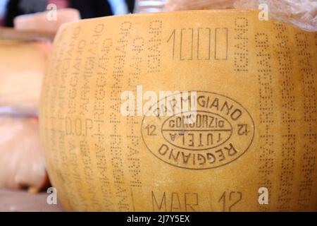 Parmigiano Reggiano pendant le marché du jardin 'Jättegrönt' le dimanche dans la vieille ville de Linköping (en suédois: Gamla Linköping), Linköping, Suède. Banque D'Images