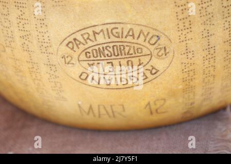 Parmigiano Reggiano pendant le marché du jardin 'Jättegrönt' le dimanche dans la vieille ville de Linköping (en suédois: Gamla Linköping), Linköping, Suède. Banque D'Images