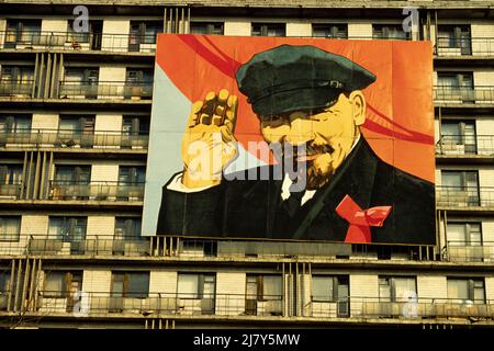 Un grand panneau d'affichage de Lénine, le jour de la Révolution, est exposé à l'extérieur d'un bâtiment donnant sur l'une des rues principales de Donetske, le 1989 octobre Banque D'Images