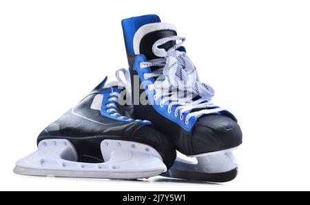 Une paire de patins de hockey sur glace isolés sur fond blanc. Banque D'Images