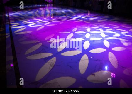 Motif lumineux sur une piste de danse sombre créé par un équipement d'éclairage professionnel Banque D'Images