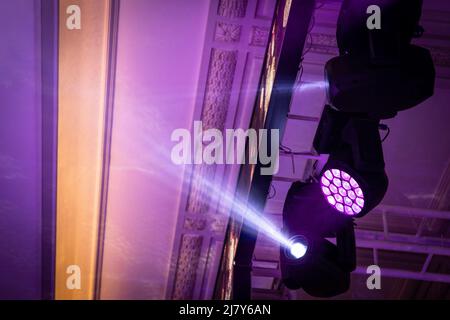 Spot LED RGBW avec phare mobile et éclairage de scène suspendu sur une structure de plafond dans une salle de fête Banque D'Images