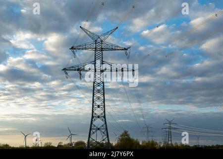 Éoliennes et pylônes, près de Schuby, Schleswig-Holstein, Allemagne Banque D'Images