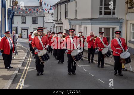 GREAT TORRINGTON, DEVON, Royaume-Uni - 5 2022 MAI : le Torrington Silver Band s'approche de la place de la ville pour les célébrations de la foire du jour de mai. Banque D'Images