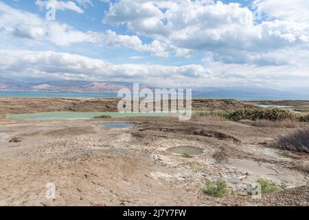 Gouffre rempli d'eau turquoise, près de la côte de la mer Morte. Trou formé lorsque le sel souterrain est dissous par intrusion d'eau douce, en raison de la chute continue du niveau de la mer. . Photo de haute qualité Banque D'Images
