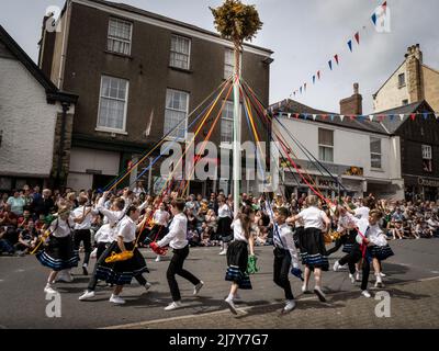 GREAT TORRINGTON, DEVON, Royaume-Uni - 5 2022 MAI : les jeunes exécutent la traditionnelle danse Maypole dans le cadre des célébrations annuelles de la foire du jour de mai. Banque D'Images