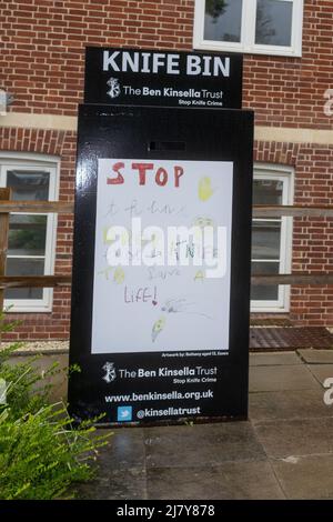 Brentwood Essex 11th mai 2022 la police d'Essex a lancé une amnistie sur les couteaux dans tout l'Essex, parallèlement au déploiement d'une nouvelle image de marque sur les boîtes à couteaux placées dans 14 sites du comté. Sur la photo se trouve le bac à couteaux du bureau de police de Brentwood. Crédit : Ian Davidson/Alay Live News Banque D'Images