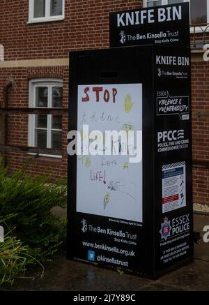 Brentwood Essex 11th mai 2022 la police d'Essex a lancé une amnistie sur les couteaux dans tout l'Essex, parallèlement au déploiement d'une nouvelle image de marque sur les boîtes à couteaux placées dans 14 sites du comté. Sur la photo se trouve le bac à couteaux du bureau de police de Brentwood. Crédit : Ian Davidson/Alay Live News Banque D'Images
