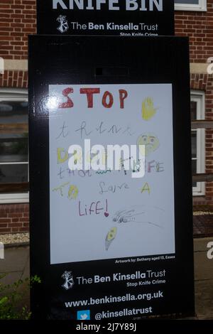 Brentwood Essex 11th mai 2022 la police d'Essex a lancé une amnistie sur les couteaux dans tout l'Essex, parallèlement au déploiement d'une nouvelle image de marque sur les boîtes à couteaux placées dans 14 sites du comté. Sur la photo se trouve le bac à couteaux du bureau de police de Brentwood. Crédit : Ian Davidson/Alay Live News Banque D'Images