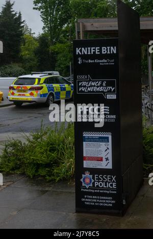Brentwood Essex 11th mai 2022 la police d'Essex a lancé une amnistie sur les couteaux dans tout l'Essex, parallèlement au déploiement d'une nouvelle image de marque sur les boîtes à couteaux placées dans 14 sites du comté. Sur la photo se trouve le bac à couteaux du bureau de police de Brentwood. Crédit : Ian Davidson/Alay Live News Banque D'Images