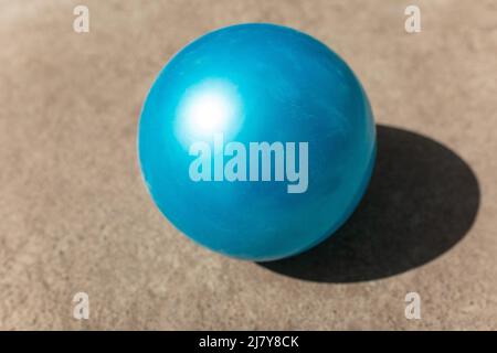 Bleu sur une chaussée en béton. Lumière et ombre dures Banque D'Images