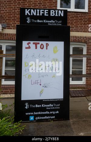 Brentwood Essex 11th mai 2022 la police d'Essex a lancé une amnistie sur les couteaux dans tout l'Essex, parallèlement au déploiement d'une nouvelle image de marque sur les boîtes à couteaux placées dans 14 sites du comté. Sur la photo se trouve le bac à couteaux du bureau de police de Brentwood. Crédit : Ian Davidson/Alay Live News Banque D'Images