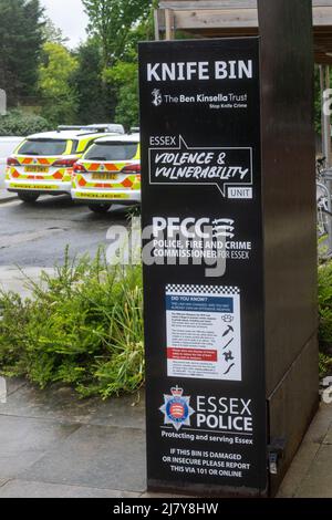 Brentwood Essex 11th mai 2022 la police d'Essex a lancé une amnistie sur les couteaux dans tout l'Essex, parallèlement au déploiement d'une nouvelle image de marque sur les boîtes à couteaux placées dans 14 sites du comté. Sur la photo se trouve le bac à couteaux du bureau de police de Brentwood. Crédit : Ian Davidson/Alay Live News Banque D'Images