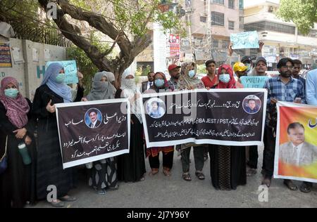 Les candidats retenus pour le test IBA tiennent une manifestation pour des lettres d'offre au club de presse d'Hyderabad le mercredi 11 mai 2022. Banque D'Images