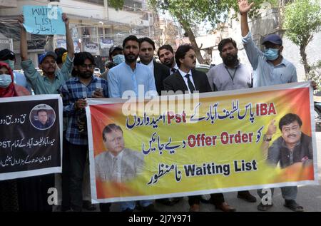 Les candidats retenus pour le test IBA tiennent une manifestation pour des lettres d'offre au club de presse d'Hyderabad le mercredi 11 mai 2022. Banque D'Images