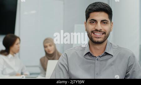 Portrait jeune homme d'affaires arabe souriant homme d'affaires réussi, ayant triomphé à la réunion, a construit un empire, directeur avec beaucoup d'expérience Banque D'Images