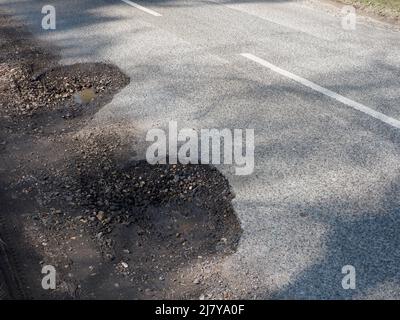 Nids-de-poule sur une route, New Forest, Hampshire, Royaume-Uni Banque D'Images