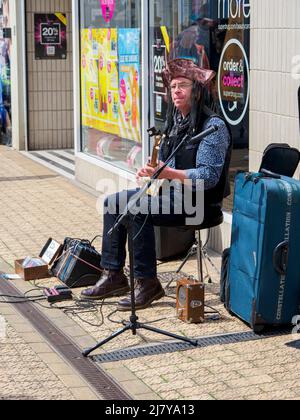 Busker au Brixham Pirate Festival 2022, Devon, Royaume-Uni Banque D'Images