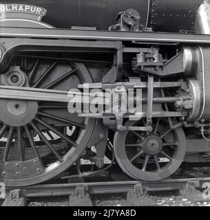 1960s, historique, gros plan des roues de la locomotive à vapeur, KOLHAPUR 5593 sur rail, Angleterre, Royaume-Uni. Construit en 1934 par la North British Locomotive Company de Glasgow, il porte le nom de Kolhapur en Inde occidentale en 1936. Banque D'Images