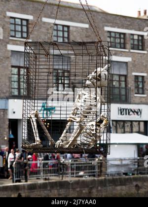 Squelette dans une cage surplombant le port au Brixham Pirate Festival 2022, Devon, Royaume-Uni Banque D'Images