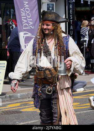 Homme habillé comme un pirate au Brixham Pirate Festival 2022, Devon, Royaume-Uni Banque D'Images