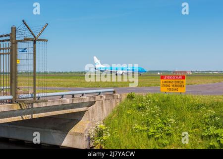 Panneau d'avertissement sur la piste de l'aéroport de Schiphol aux pays-Bas Banque D'Images