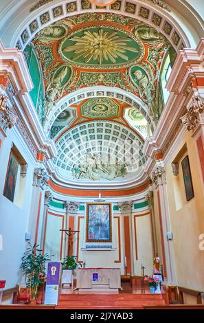 L'intérieur pittoresque de l'église Chiesa di Porza, avec des décorations de plafond colorées, ville de Porza, Suisse Banque D'Images