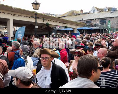 Foules au Brixham Pirate Festival 2022, Devon, Royaume-Uni Banque D'Images