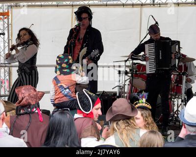 Le groupe crasseux Spectacula qui joue au Brixham Pirate Festival 2022, Devon, Royaume-Uni Banque D'Images