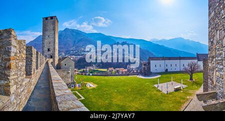 BELLINZONA, SUISSE - 19 MARS 2022 : la forteresse médiévale de Castelgrande au milieu de la ville, le 19 mars à Bellinzona, Suisse Banque D'Images