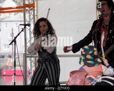 Violoniste du groupe crasseux Spectacula au Brixham Pirate Festival 2022, Devon, Royaume-Uni Banque D'Images