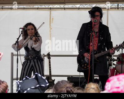 Le groupe crasseux Spectacula qui joue au Brixham Pirate Festival 2022, Devon, Royaume-Uni Banque D'Images