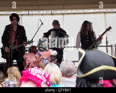 Le groupe crasseux Spectacula qui joue au Brixham Pirate Festival 2022, Devon, Royaume-Uni Banque D'Images