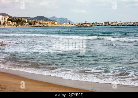 Paysage marin avec la Vila Joiosa. Joyeux, port en arrière-plan, Costa Dorada, Espagne Banque D'Images