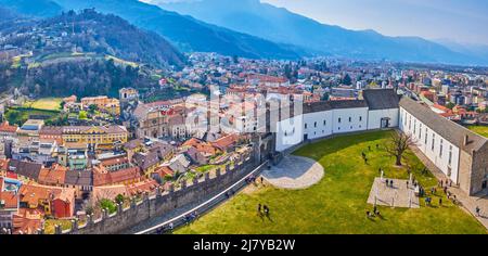 BELLINZONA, SUISSE - 19 MARS 2022 : Panorama de la forteresse de Castelgrande et de la ville environnante de Bellinzona, le 19 mars à Bellinzona, Suisse Banque D'Images