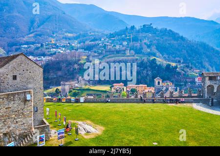 BELLINZONA, SUISSE - 19 MARS 2022 : forteresse de Castelgrande et sa courtyrad, le 19 mars à Bellinzona, Suisse Banque D'Images