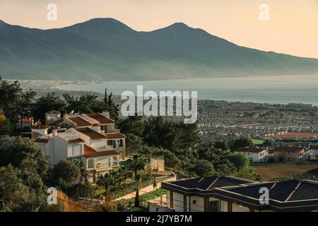 Panorama de la plage de Kusadasi long avec villas de luxe et collines du parc national en arrière-plan - Turquie. Banque D'Images