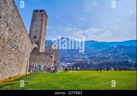 BELLINZONA, SUISSE - 19 MARS 2022 : le jour ensoleillé de la forteresse de Castelgrande, le 19 mars à Bellinzona, Suisse Banque D'Images