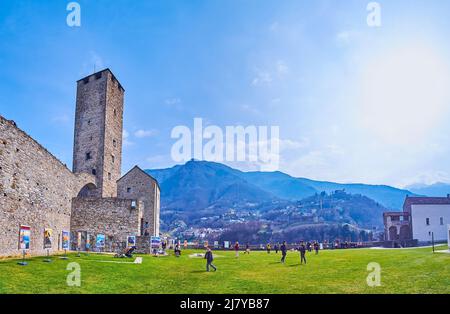 BELLINZONA, SUISSE - 19 MARS 2022 : explorez la cour de la forteresse de Castelgrande avec exposition de postrards d'époque, le 19 mars à Bellinzona, Banque D'Images