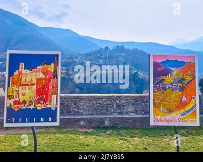 BELLINZONA, SUISSE - 19 MARS 2022: Les cartes postales de style vintage dans la courtayrd de Castelgrande, le 19 mars à Bellinzona, Suisse Banque D'Images