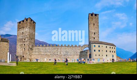 BELLINZONA, SUISSE - 19 MARS 2022 : Panorama de la cour intérieure de la forteresse de Castelgrande, le 19 mars à Bellinzona, Suisse Banque D'Images