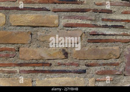 Image plein cadre de l'ancien mur de briques beige. Pour l'arrière-plan, l'affiche, le style de lissage, la texture, beaucoup de place pour le texte. Banque D'Images