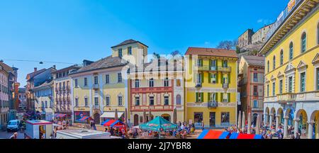 BELLINZONA, SUISSE - 19 MARS 2022 : Panorama de la Piazza Collégiata avec les étals du marché agricole du samedi et les terrasses extérieures du local Banque D'Images