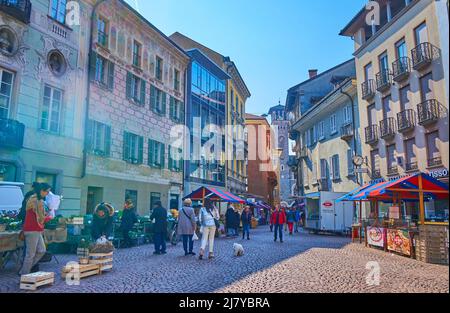 BELLINZONA, SUISSE - 19 MARS 2022 : la place historique devient un lieu surpeuplé pendant le marché agricole du samedi, le 19 mars à Bellinzona, SW Banque D'Images