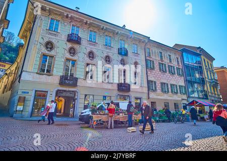 BELLINZONA, SUISSE - 19 MARS 2022 : la ligne des stands de l'agriculteur du marché du samedi sur la Piazza Collégiata, le 19 mars à Bellinzona, Suissel Banque D'Images