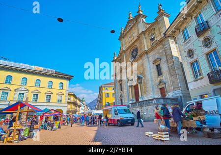 BELLINZONA, SUISSE - 19 MARS 2022 : la place centrale Piazza Collégiata est occupée par les étals des agriculteurs du marché du samedi, le 19 mars à Bel Banque D'Images