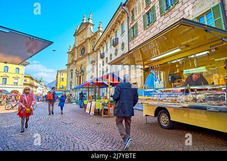 BELLINZONA, SUISSE - 19 MARS 2022: Les gens marchent parmi les étals d'agriculteurs du marché du samedi sur la place centrale de la ville, le 19 mars à Bellinzo Banque D'Images