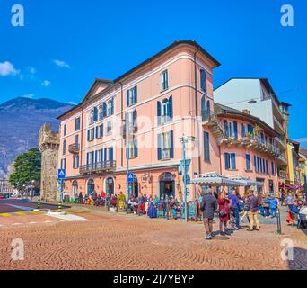 BELLINZONA, SUISSE - 19 MARS 2022 : activité du week-end sur la Piazza Indipendenza, le 19 mars à Bellinzona, Suisse Banque D'Images