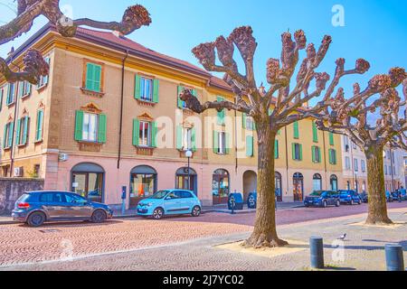 BELLINZONA, SUISSE - 19 MARS 2022 : l'agréable rue aux demeures historiques aux façades pittoresques, le 19 mars à Bellinzona, Suisse Banque D'Images